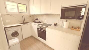 Een koelkast, een magnetron, een oven, een kookplaat