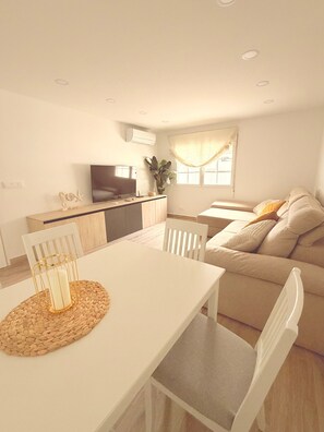 TV - Puerto Beach House: Sea Views, Wi-Fi & Air Conditioning (Puebla de Farnáls)