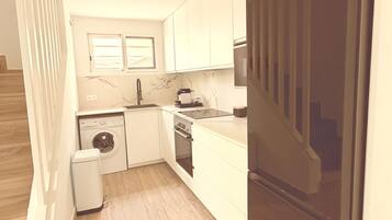 Een koelkast, een microgolfoven, een oven, een kookplaat