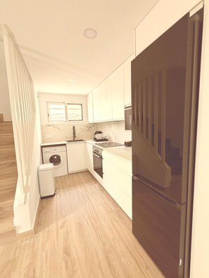 Fridge, microwave, oven, stovetop - Puerto Beach House: Sea Views, Wi-Fi & Air Conditioning (Puebla de Farnáls)