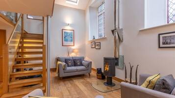 Smart-TV, Kamin, DVD-Player, Bücher