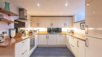 Réfrigérateur, micro-ondes, four, lave-vaisselle