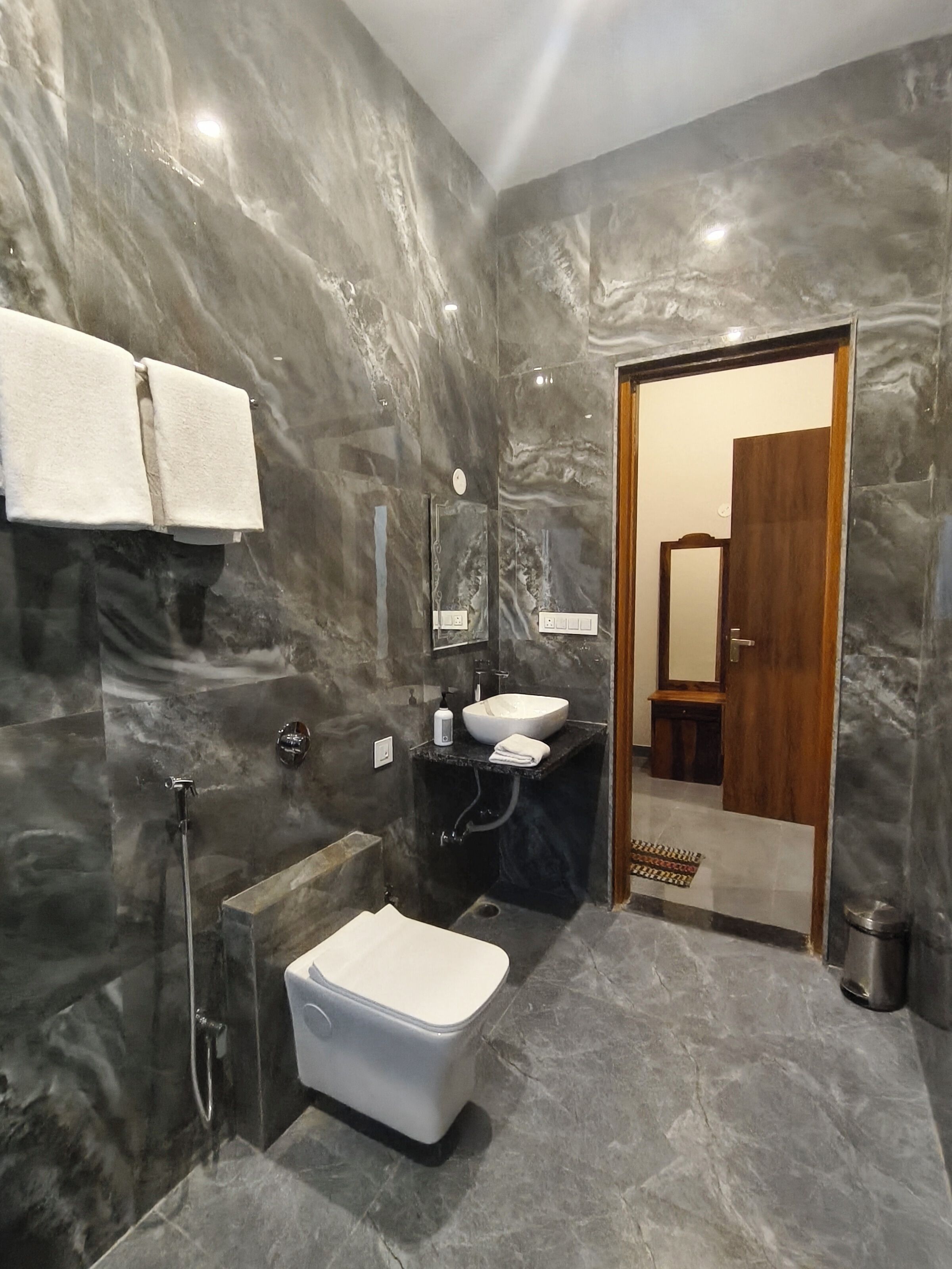 Chambre Deluxe, vue sur la montagne | Salle de bain | Douche, articles de toilette (gratuits), serviettes fournies, savon