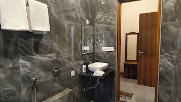 Habitación Deluxe, vistas a la montaña | Baño | Ducha, artículos de higiene personal gratuitos, toallas y jabón