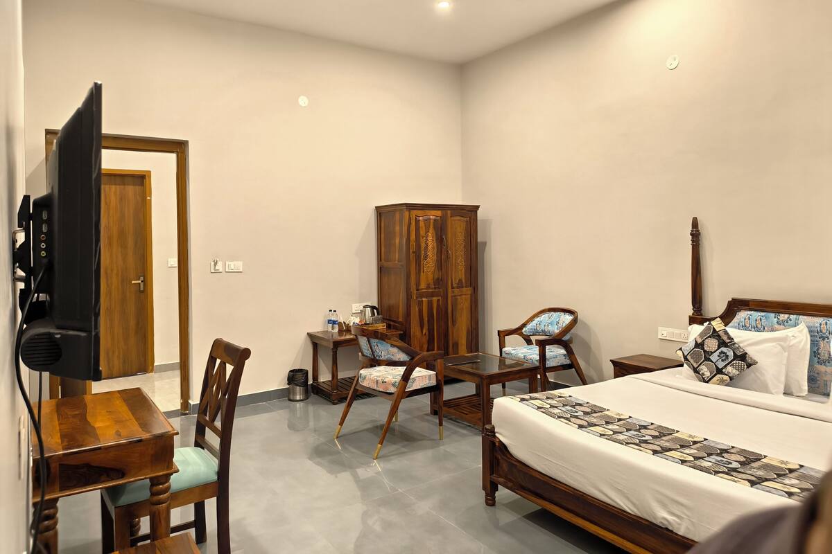 Deluxe Room, Mountain View | Desk, free WiFi