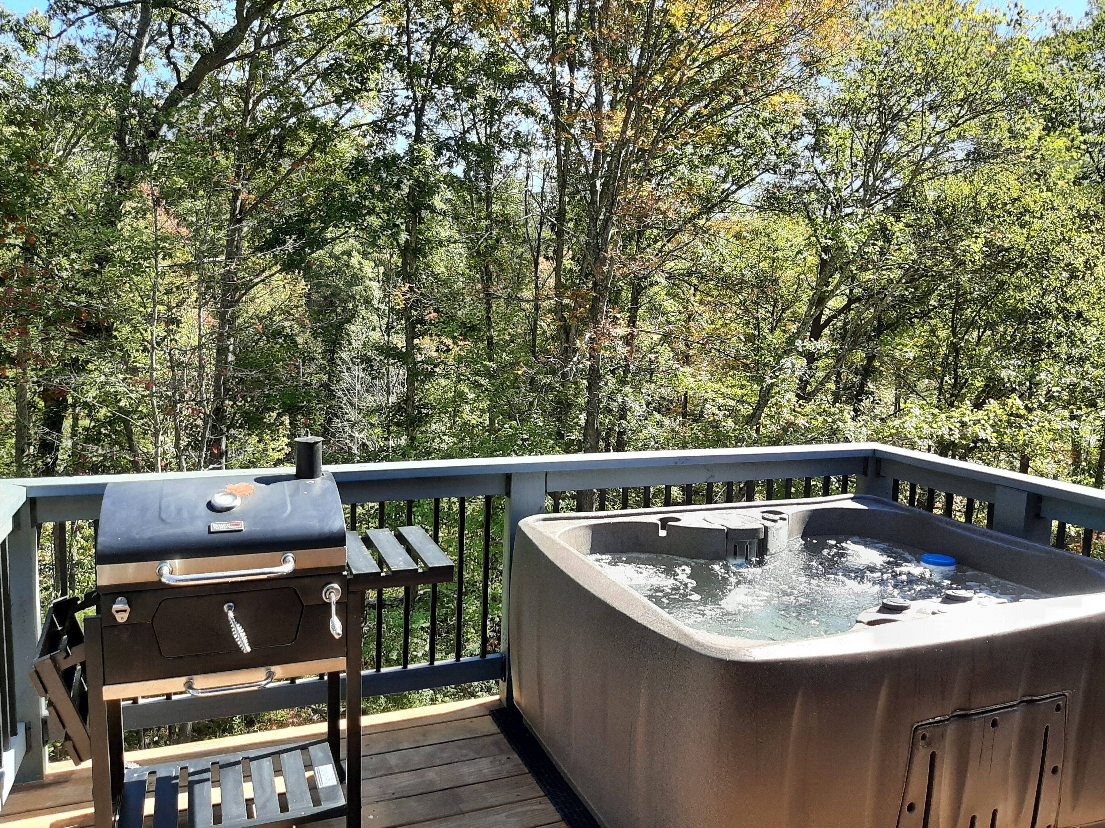 Appartement Signature, vue sur la colline | Baignoire à remous extérieure