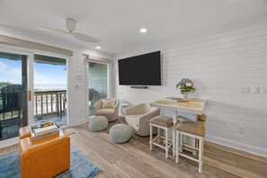 Smart TV, books - Stunning, Luxury Oceanfront Condo! Fishing Pier & Pool! *Unit 339* (Isle Of Palms)