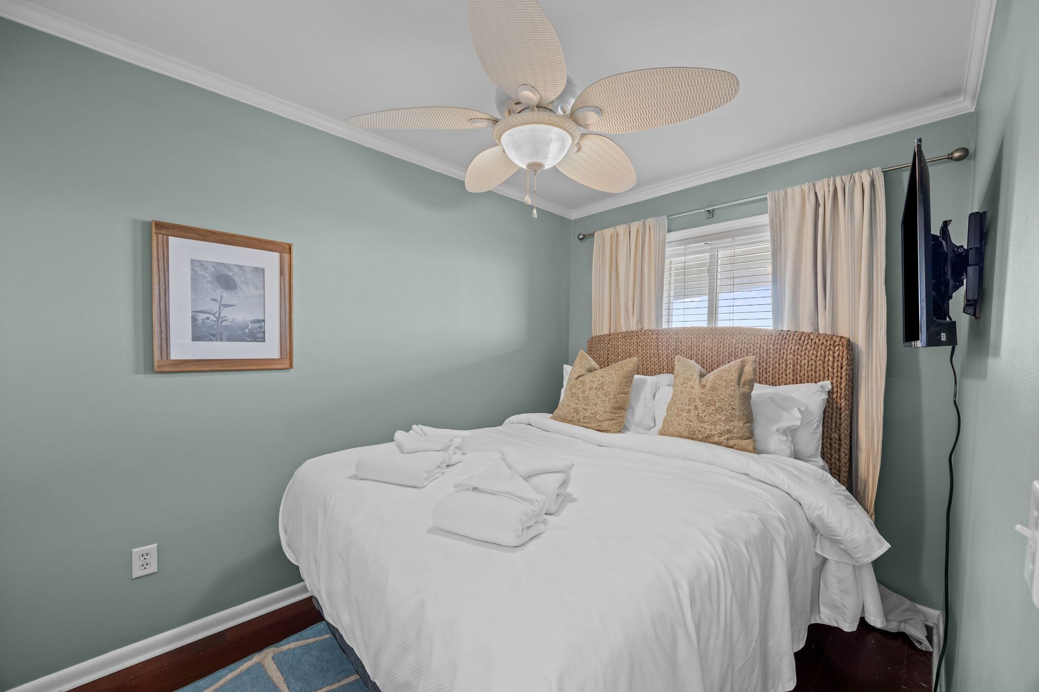 Iron/ironing board, free WiFi, bed sheets