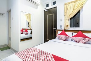 Deluxe Double Room | Bed sheets - Collection O 294 Andrea Residence (Medan)