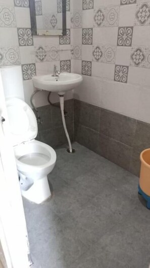 Bañera con ducha, artículos de tocador gratuitos, toallas, jabón