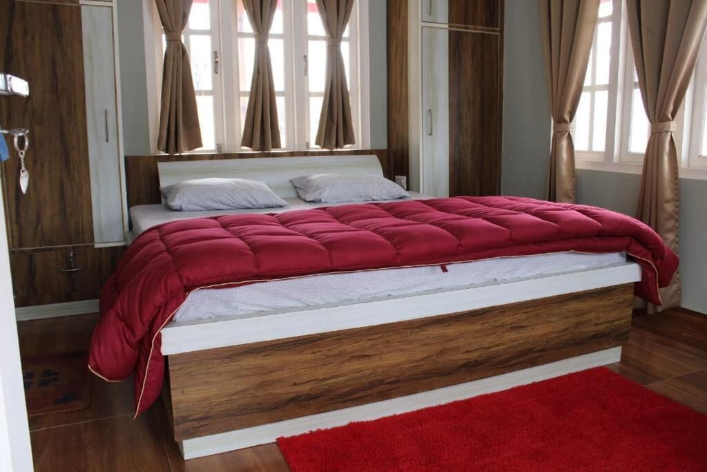 Cofres nos quartos, espaço de trabalho para notebook, cortinas blackout