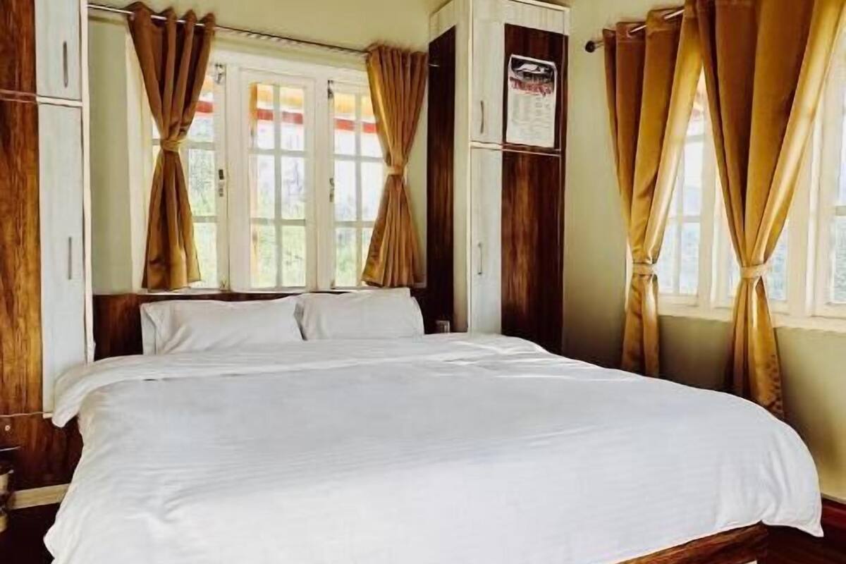 Estúdio luxo, sacada, vista para a montanha | Cofres nos quartos, espaço de trabalho para notebook, cortinas blackout