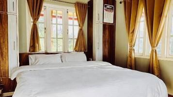 Estúdio luxo, sacada, vista para a montanha | Cofres nos quartos, espaço de trabalho para notebook, cortinas blackout