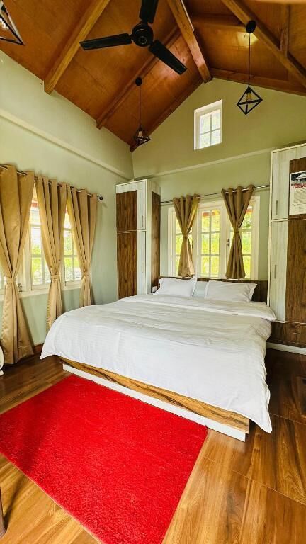 Quarto casal luxo, sacada, vista para a montanha | Cofres nos quartos, espaço de trabalho para notebook, cortinas blackout