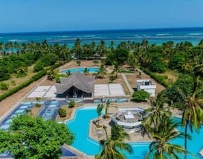 Outdoor pool - Golden Sun Beach Apartments (Diani Beach)