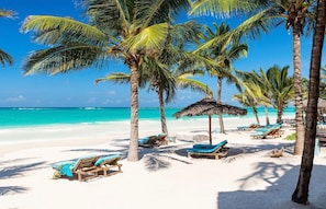 On the beach, white sand - Golden Sun Beach Apartments (Diani Beach)