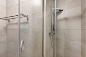 Douche, sèche-cheveux, serviettes fournies