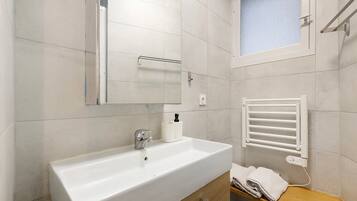 Een douche, een haardroger, handdoeken