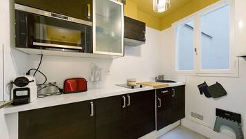 Een koelkast, een microgolfoven, een oven, een kookplaat