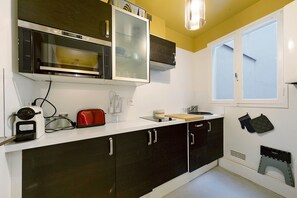 Réfrigérateur, micro-ondes, four, plaque de cuisson