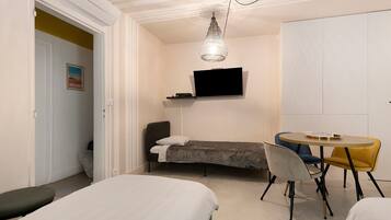 Een strijkplank/strijkijzer, wifi, beddengoed