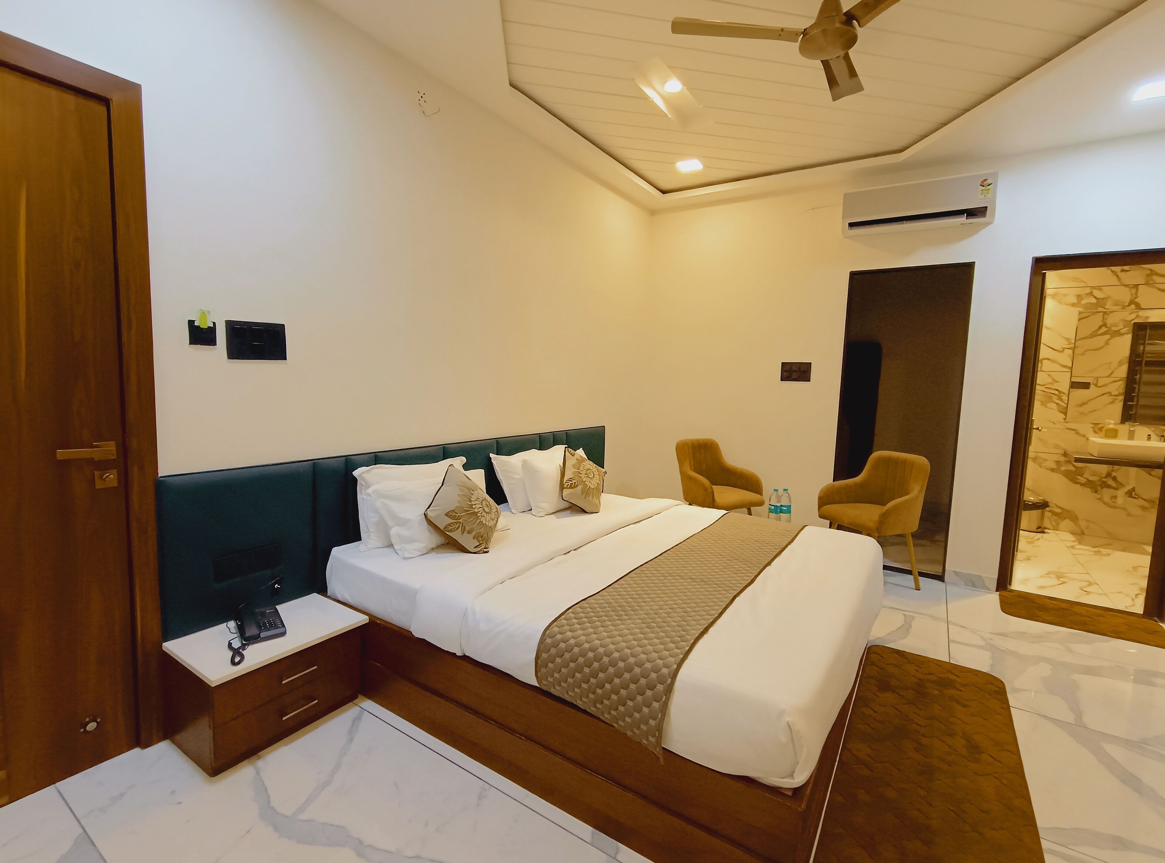 Premium Double Room | Desk, free WiFi, bed sheets