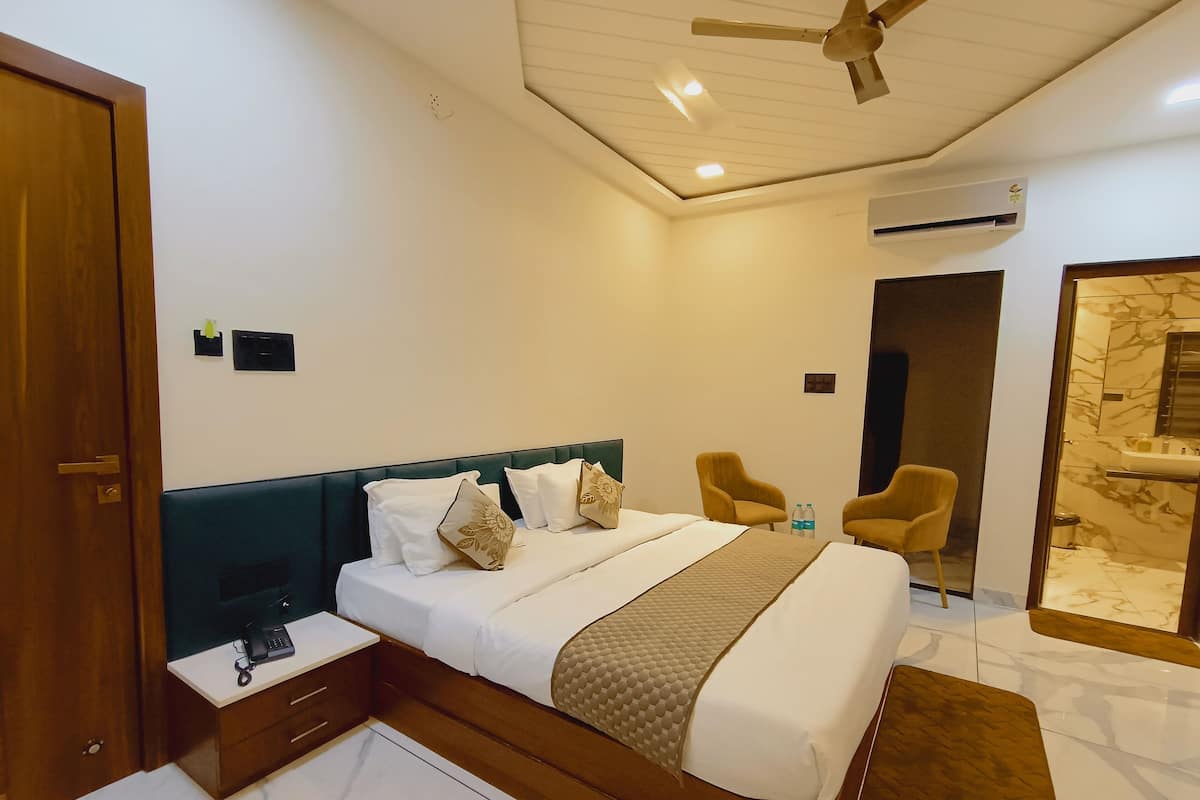 Quarto casal premium | Escrivaninha, Wi-Fi de cortesia, roupa de cama