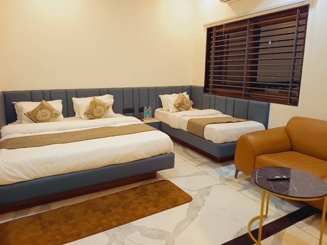 Premium Triple Room | Desk, free WiFi, bed sheets