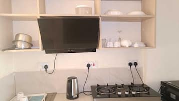 Standard Apartment, 3 Bedrooms, Non Smoking, Balcony | Private kitchen | Microwave, oven, cookware/dishes/utensils