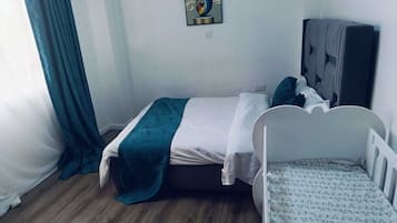 Leilighet – standard, balkong, utsikt mot høyde | Skrivebord for bærbar PC, blendingsgardiner og strykejern/-brett