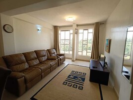 Apartamento estándar, 3 habitaciones, no fumadores, balcón | Zona de estar | Una televisión