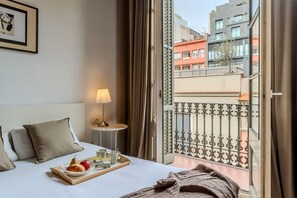4 bedrooms, iron/ironing board, travel cot - Luminous Design Flat / Paseo de Gracia (08007 Barcelona)