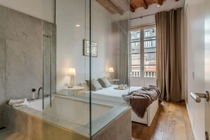 Shower, bidet, towels, shampoo - Luminous Design Flat / Paseo de Gracia (08007 Barcelona)