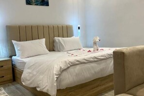Iron/ironing board, WiFi, bed sheets - Spacious King Room with Mountain View Near the Giza Pyramids (Nazlat as Sammān)