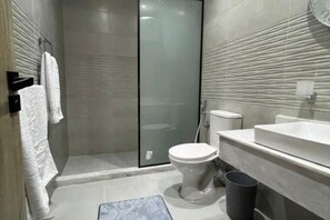 Shower, hair dryer, towels, soap - Spacious King Room with Mountain View Near the Giza Pyramids (Nazlat as Sammān)