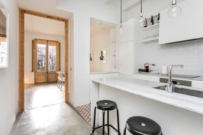 Fridge, microwave, dishwasher, toaster - FAMILY FRIENDLY MODERNIST TERRACE APARTMENT (08009 Barcelona)