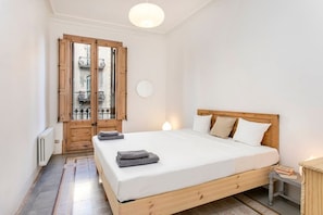 3 bedrooms, iron/ironing board, travel cot - FAMILY FRIENDLY MODERNIST TERRACE APARTMENT (08009 Barcelona)