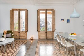 Dining - FAMILY FRIENDLY MODERNIST TERRACE APARTMENT (08009 Barcelona)