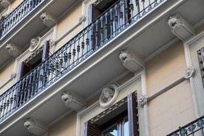 Exterior detail - FAMILY FRIENDLY MODERNIST TERRACE APARTMENT (08009 Barcelona)