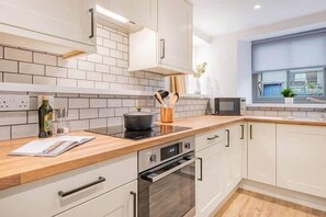 雪櫃、微波爐、焗爐、爐具