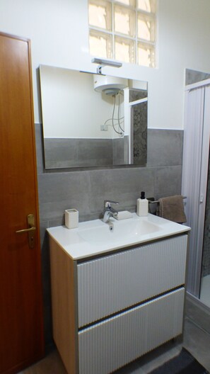 Hair dryer, towels, soap, toilet paper - Apollo Apartment (Palermo)
