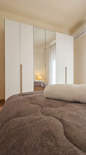 1 habitación, tabla de planchar con plancha, wifi y ropa de cama