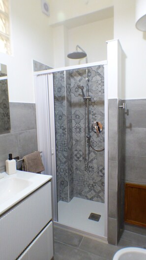 Hair dryer, towels, soap, toilet paper - Apollo Apartment (Palermo)