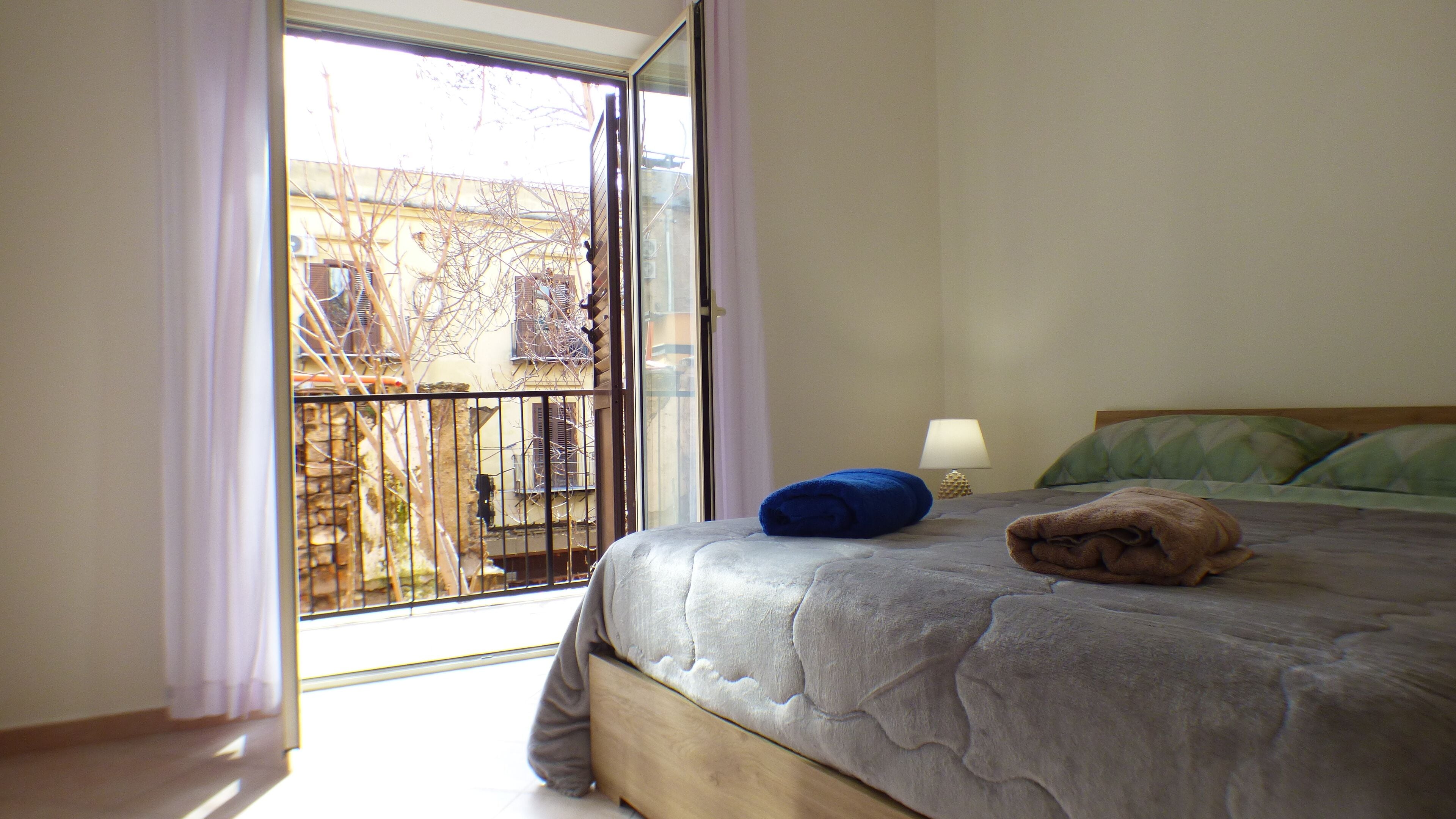 Een strijkplank/strijkijzer, wifi, beddengoed