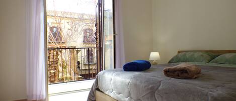 Een strijkplank/strijkijzer, wifi, beddengoed