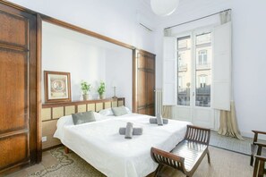 7 bedrooms, iron/ironing board, travel cot - Unique & Stylish Townhouse / Paseo de Gracia (08037 Barcelona)