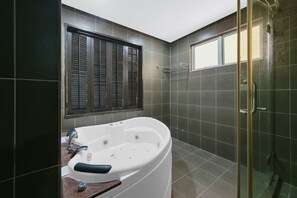 Studio | Bathroom | Shower, towels -  Palette - Gold Coast Morib Resort (Banting)