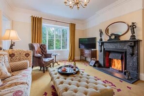 Smart TV, fireplace - Danes Court, Cartmel Fell (Cartmel Fell)