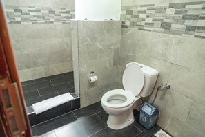 Peignoirs, serviettes fournies, papier toilette