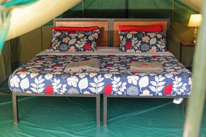 Classic-telttamajoitus | Yksilöllisesti kalustettu, ilmainen Wi-Fi, vuodevaatteet